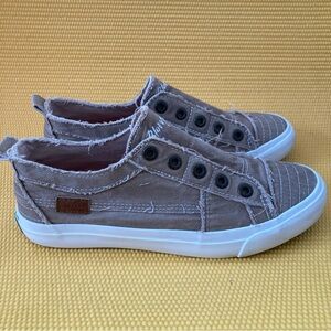 Women's Blowfish Malibu  color Tan Twill Sneakers Slip On Size 10.5